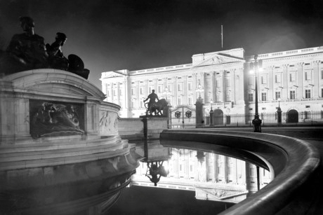 Buckingham Palace at Night - George Davison Reid